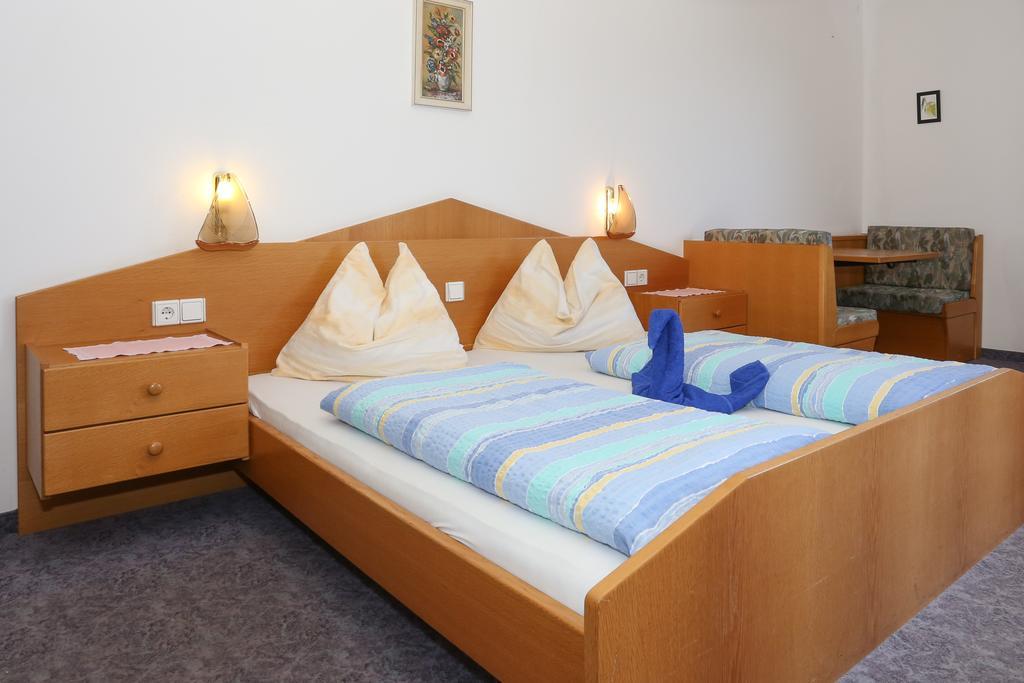 Gasthof Hotel Woehrmaurer เฟลด์ทูร์นส์ ภายนอก รูปภาพ